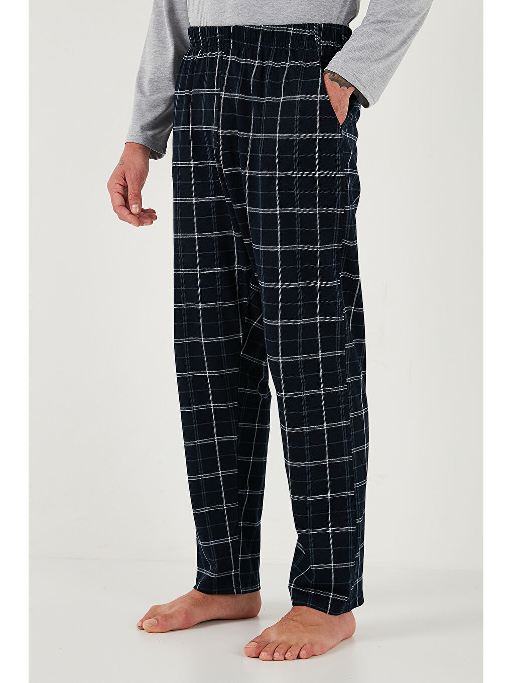 Gri Pamuklu Regular Fit Bisiklet Yaka Ekoseli %100 Pamuk Yılbaşı Temalı Pijama Takımı 6574001-5