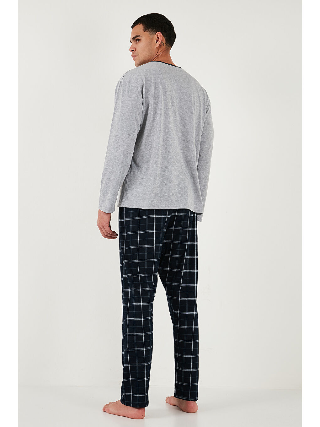 Gri Pamuklu Regular Fit Bisiklet Yaka Ekoseli %100 Pamuk Yılbaşı Temalı Pijama Takımı 6574001-6