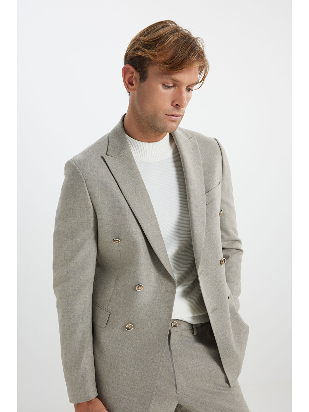 Erkek Bej Slim Fit Dar Kesim Kırlangıç Yaka Yün Kapak Cepli Kruvaze Takım Elbise-1