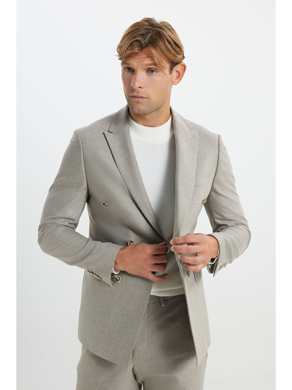 Erkek Bej Slim Fit Dar Kesim Kırlangıç Yaka Yün Kapak Cepli Kruvaze Takım Elbise-3