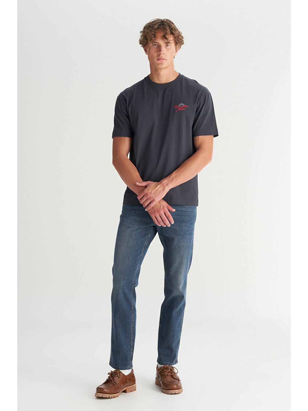 Antrasit %100 Pamuk Relaxed Fit Rahat Kesim Bisiklet Yaka Logo Detaylı Tişört-1