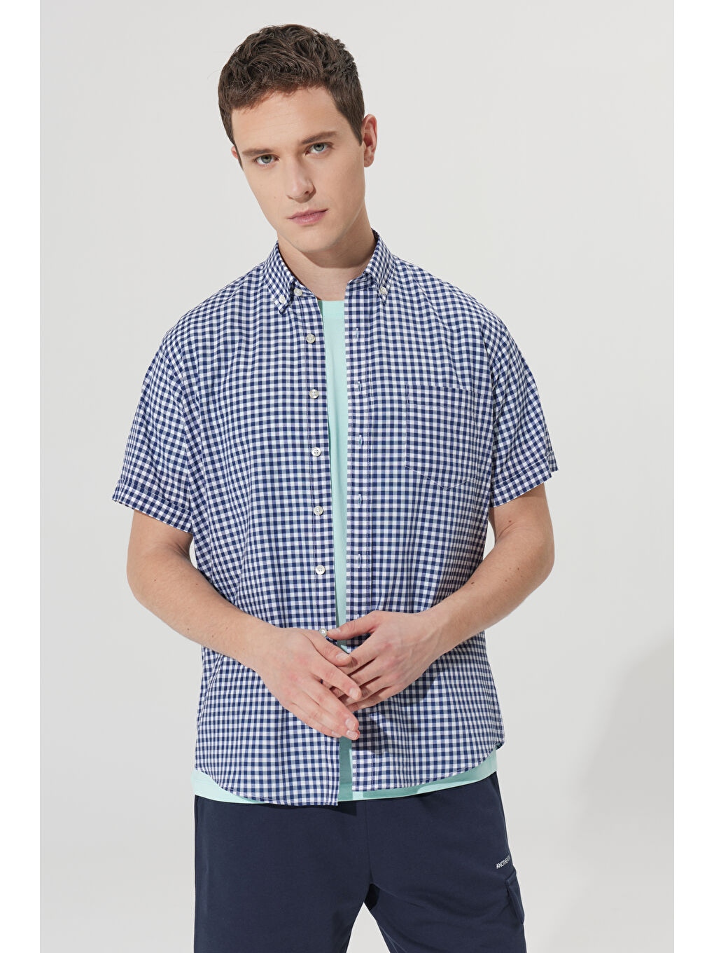 Erkek Beyaz-Lacivert Comfort Fit Geniş Kesim Düğmeli Yaka Pamuklu Pötikareli Kısa Kollu Tişört