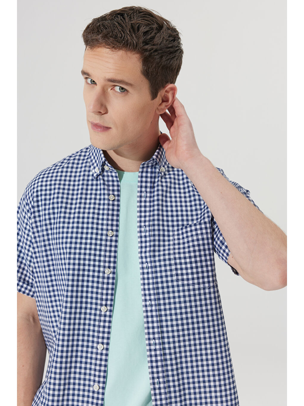 Erkek Beyaz-Lacivert Comfort Fit Geniş Kesim Düğmeli Yaka Pamuklu Pötikareli Kısa Kollu Tişört-3