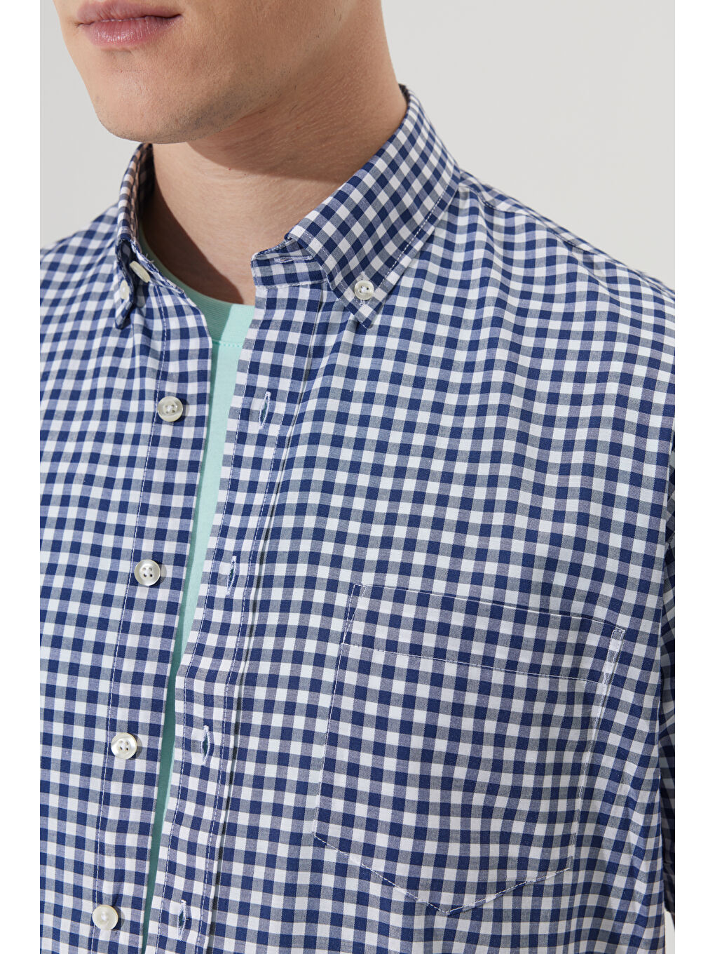 Erkek Beyaz-Lacivert Comfort Fit Geniş Kesim Düğmeli Yaka Pamuklu Pötikareli Kısa Kollu Tişört-4