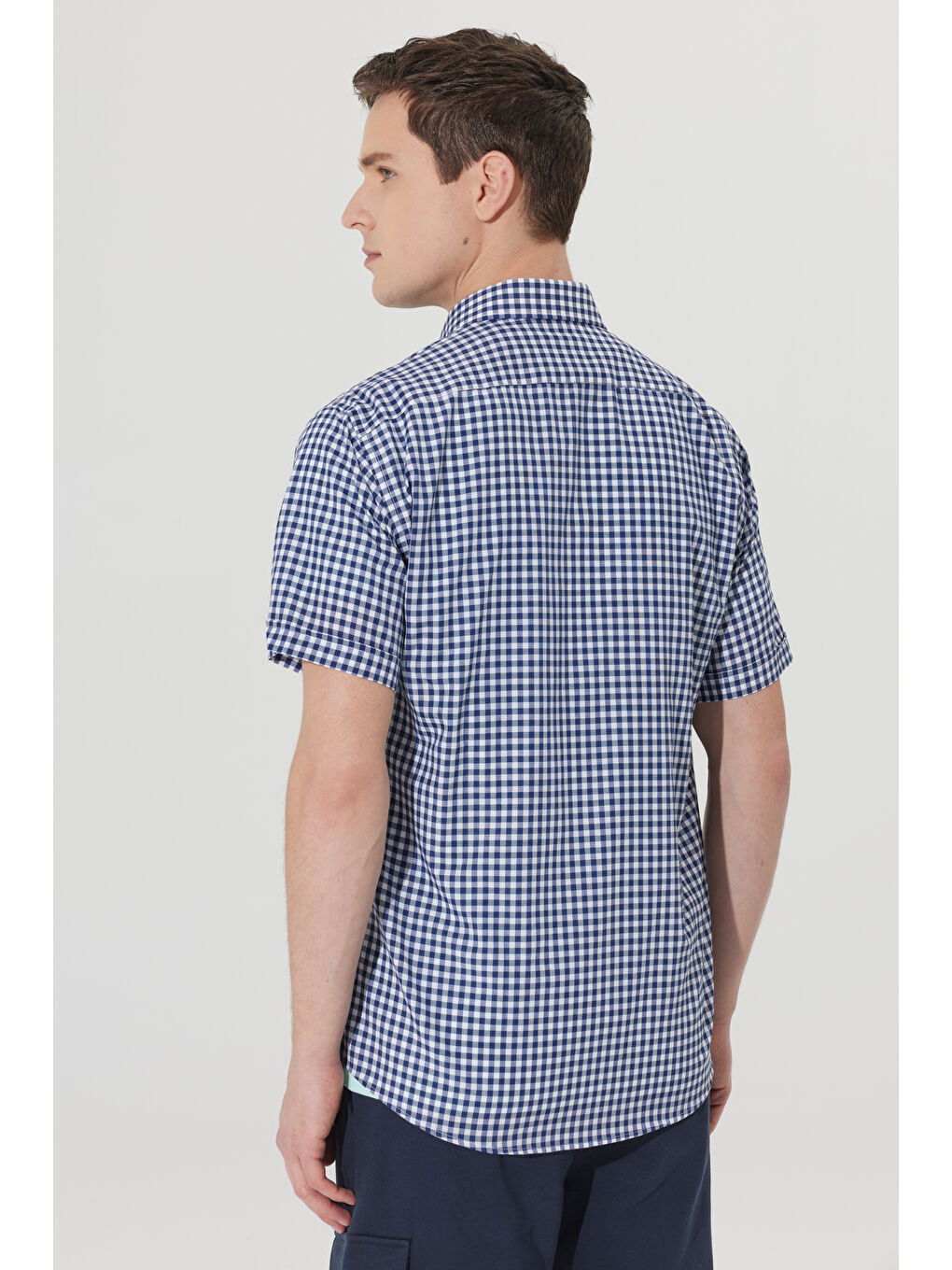 Erkek Beyaz-Lacivert Comfort Fit Geniş Kesim Düğmeli Yaka Pamuklu Pötikareli Kısa Kollu Tişört-6