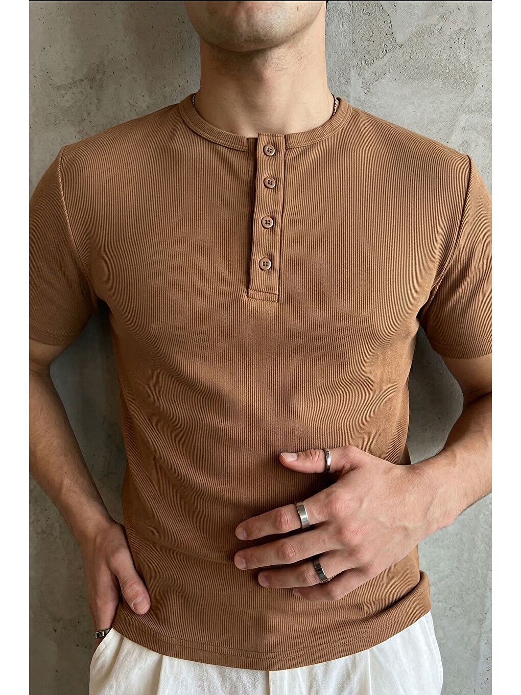 Kahverengi Liiri %100 Pamuk Premium Fitilli Henley Yaka Yarım Düğmeli Regular Fit Basic Yazlık Erkek Tişört-1