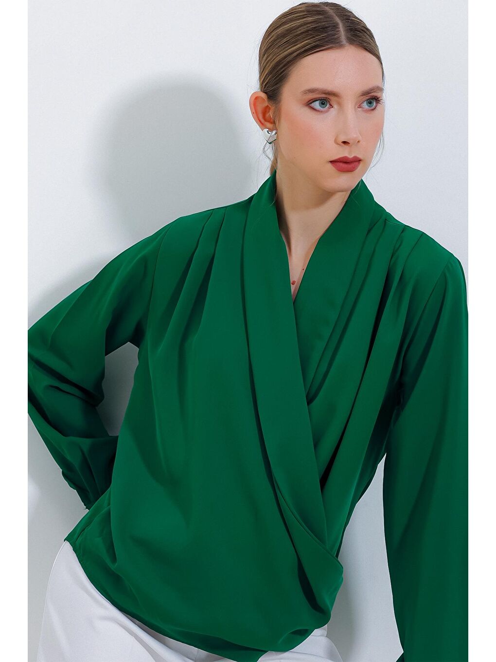 Kadın Zümrüt Yeşili Kruvaze Yaka Dökümlü Saten Bluz 0492-3