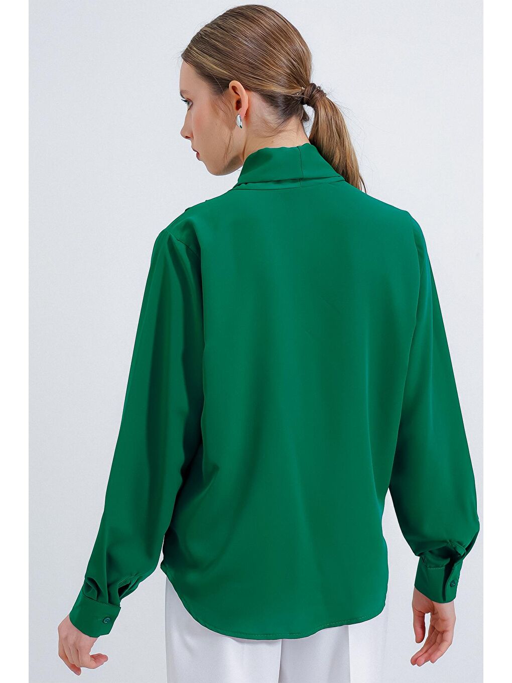 Kadın Zümrüt Yeşili Kruvaze Yaka Dökümlü Saten Bluz 0492-5