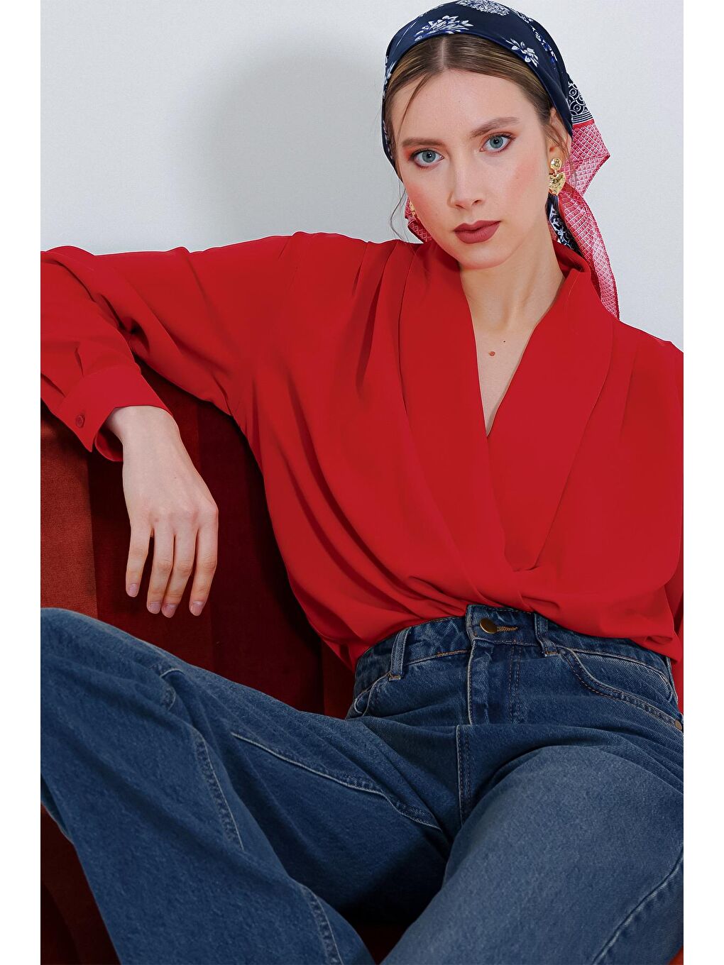 Kadın Kırmızı Kruvaze Yaka Dökümlü Saten Bluz 0492-1