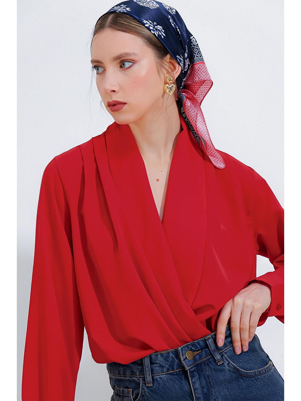Kadın Kırmızı Kruvaze Yaka Dökümlü Saten Bluz 0492-2