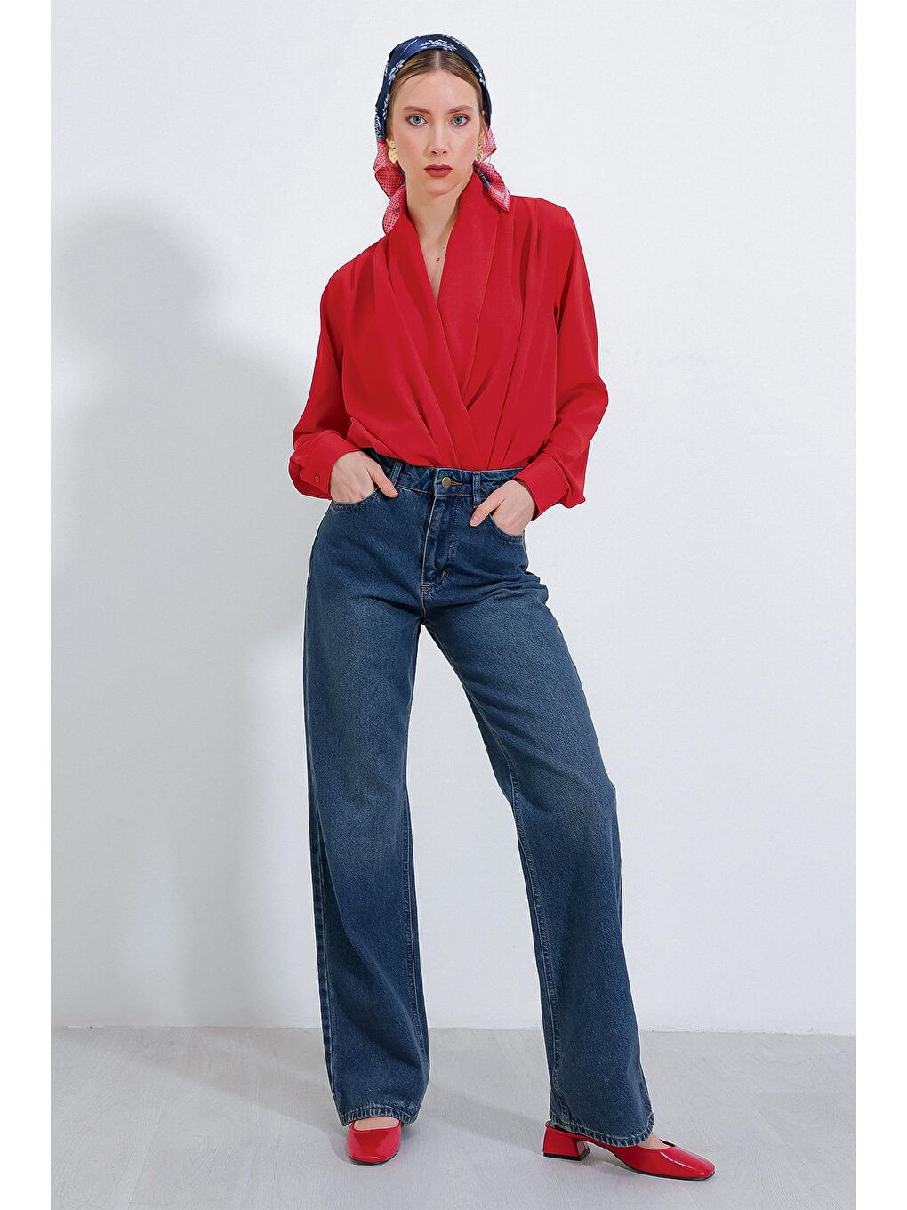 Kadın Kırmızı Kruvaze Yaka Dökümlü Saten Bluz 0492-4