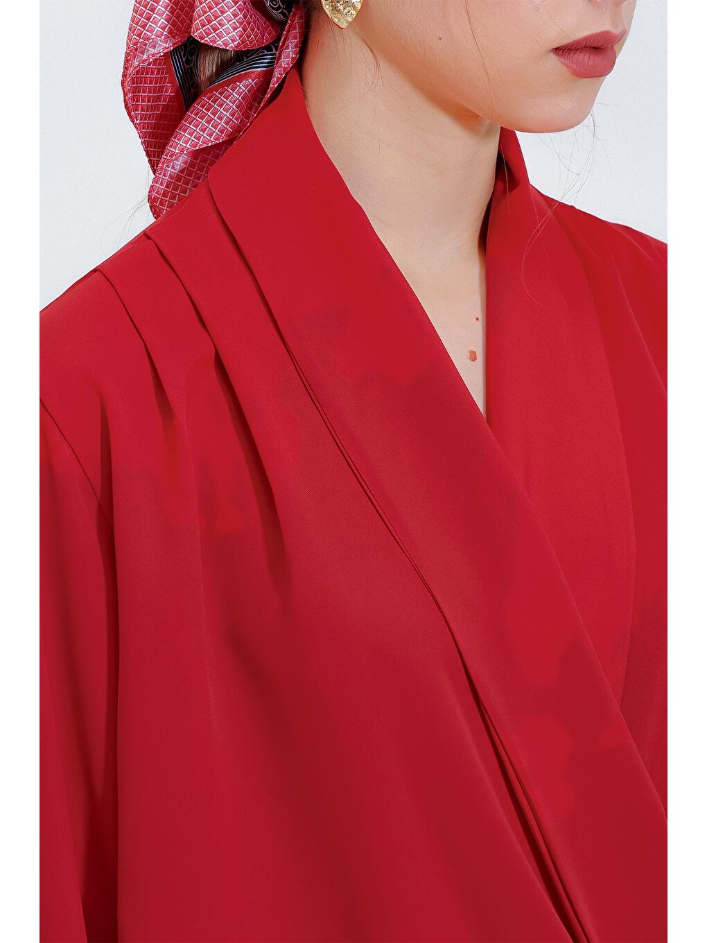 Kadın Kırmızı Kruvaze Yaka Dökümlü Saten Bluz 0492-5