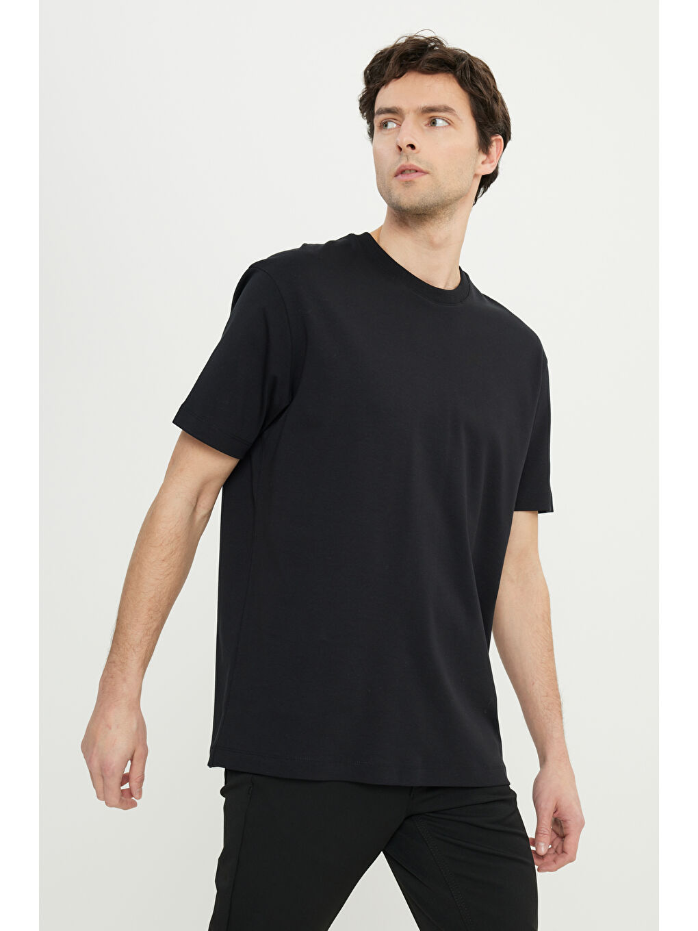 Erkek Siyah %100 Pamuk Modern Fit Rahat Kesim Bisiklet Yaka Tişört-2