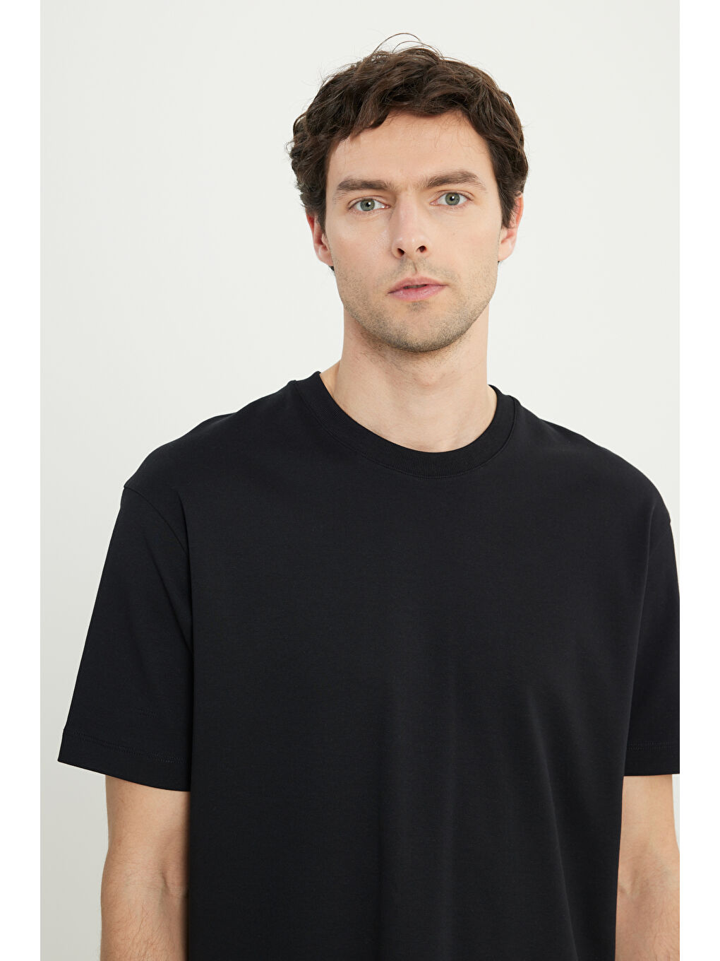 Erkek Siyah %100 Pamuk Modern Fit Rahat Kesim Bisiklet Yaka Tişört-3