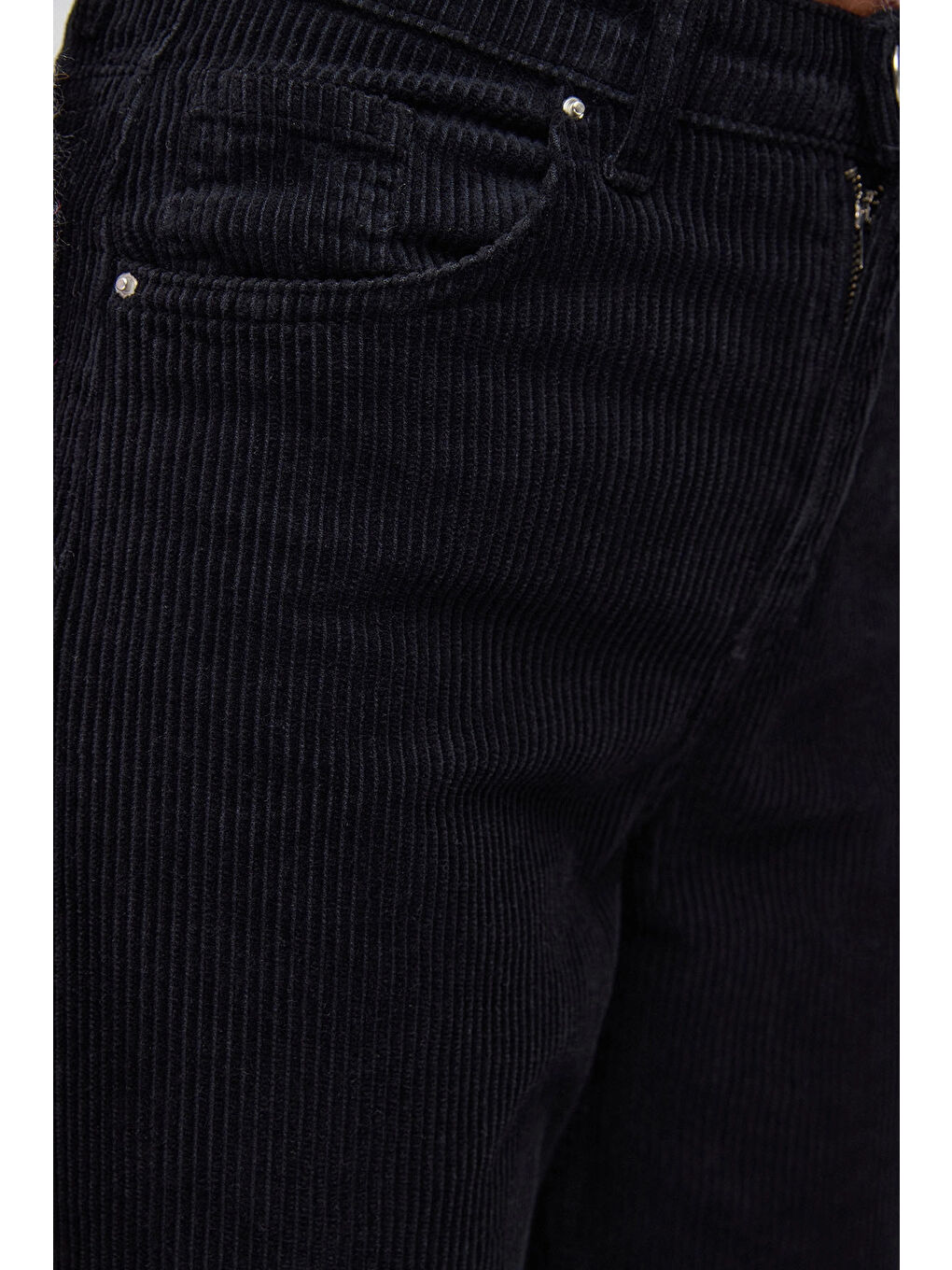 Siyah Kadife Kumaştan Yüksek Bel Cepli Geniş Paça Pantolon-3