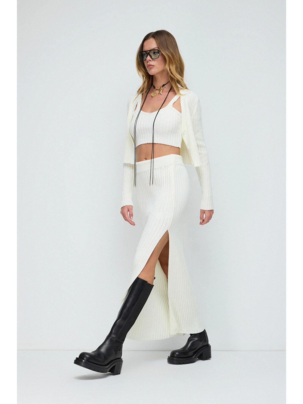 Ekru Rahat Kalıp Eteği Yırtmaç Detaylı Üçlü Crop Hırka Etek Triko Takım