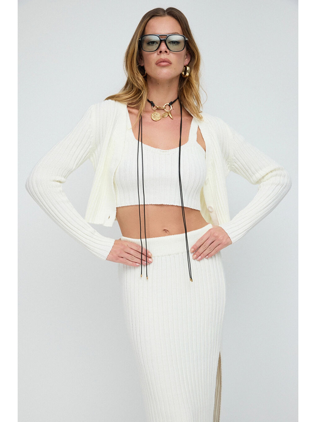 Ekru Rahat Kalıp Eteği Yırtmaç Detaylı Üçlü Crop Hırka Etek Triko Takım-1