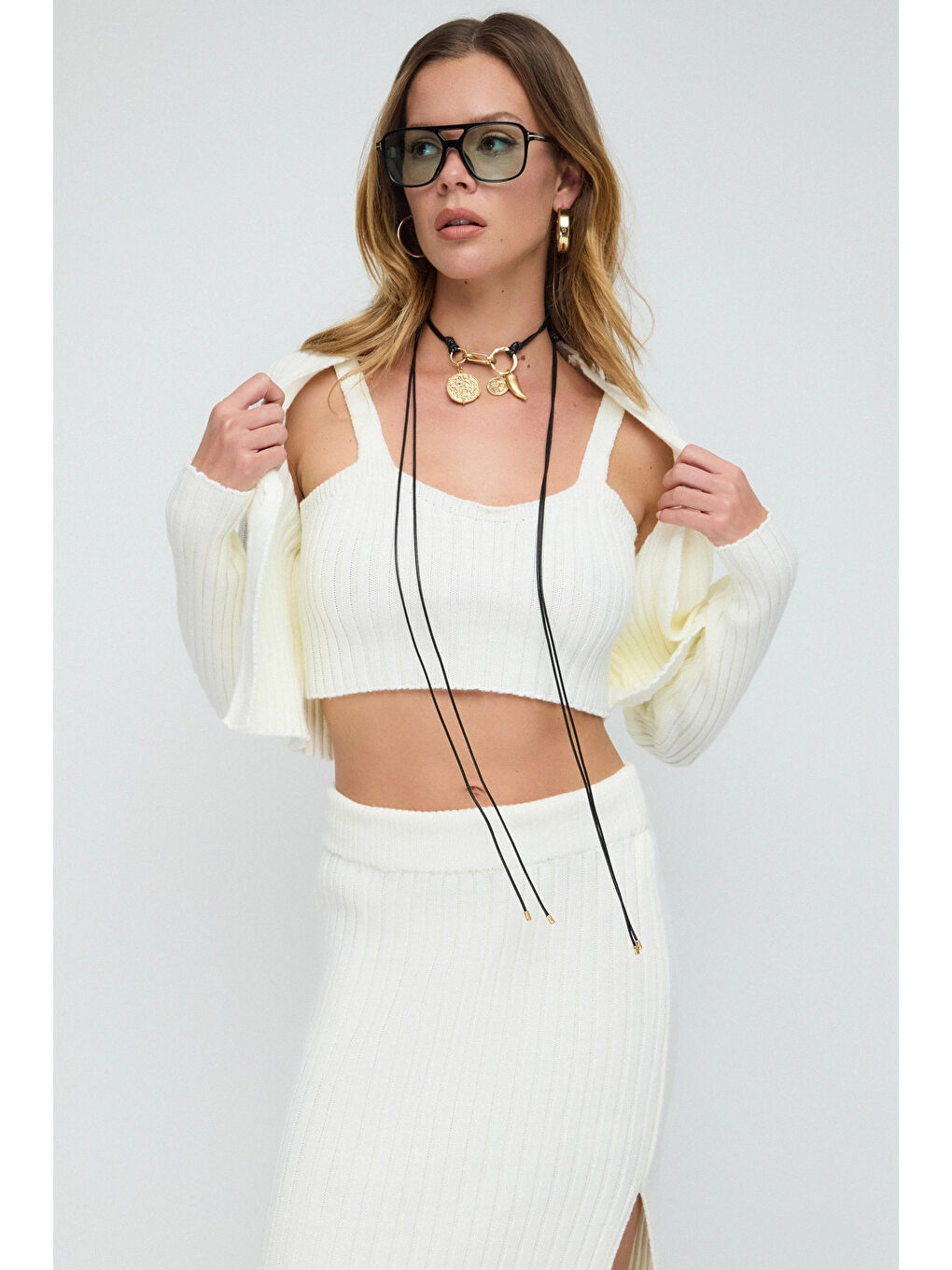 Ekru Rahat Kalıp Eteği Yırtmaç Detaylı Üçlü Crop Hırka Etek Triko Takım-2