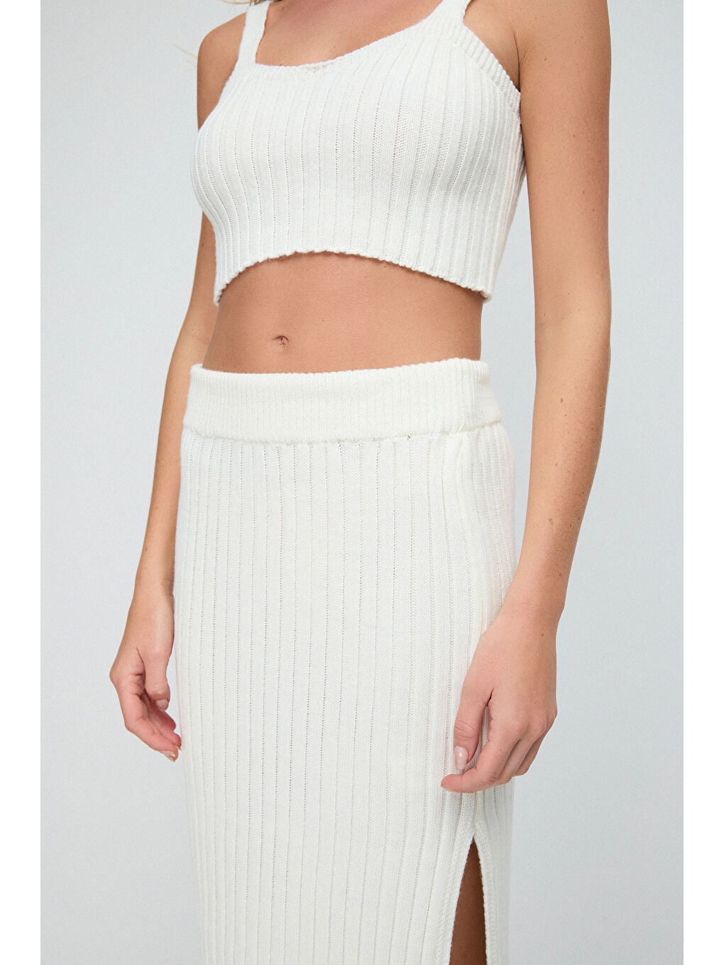 Ekru Rahat Kalıp Eteği Yırtmaç Detaylı Üçlü Crop Hırka Etek Triko Takım-4