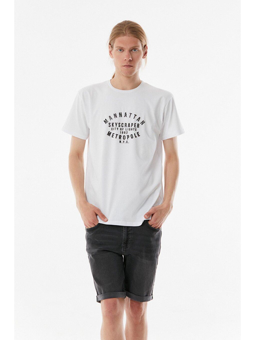 Beyaz Manhattan Baskılı Bisiklet Yaka Tişört