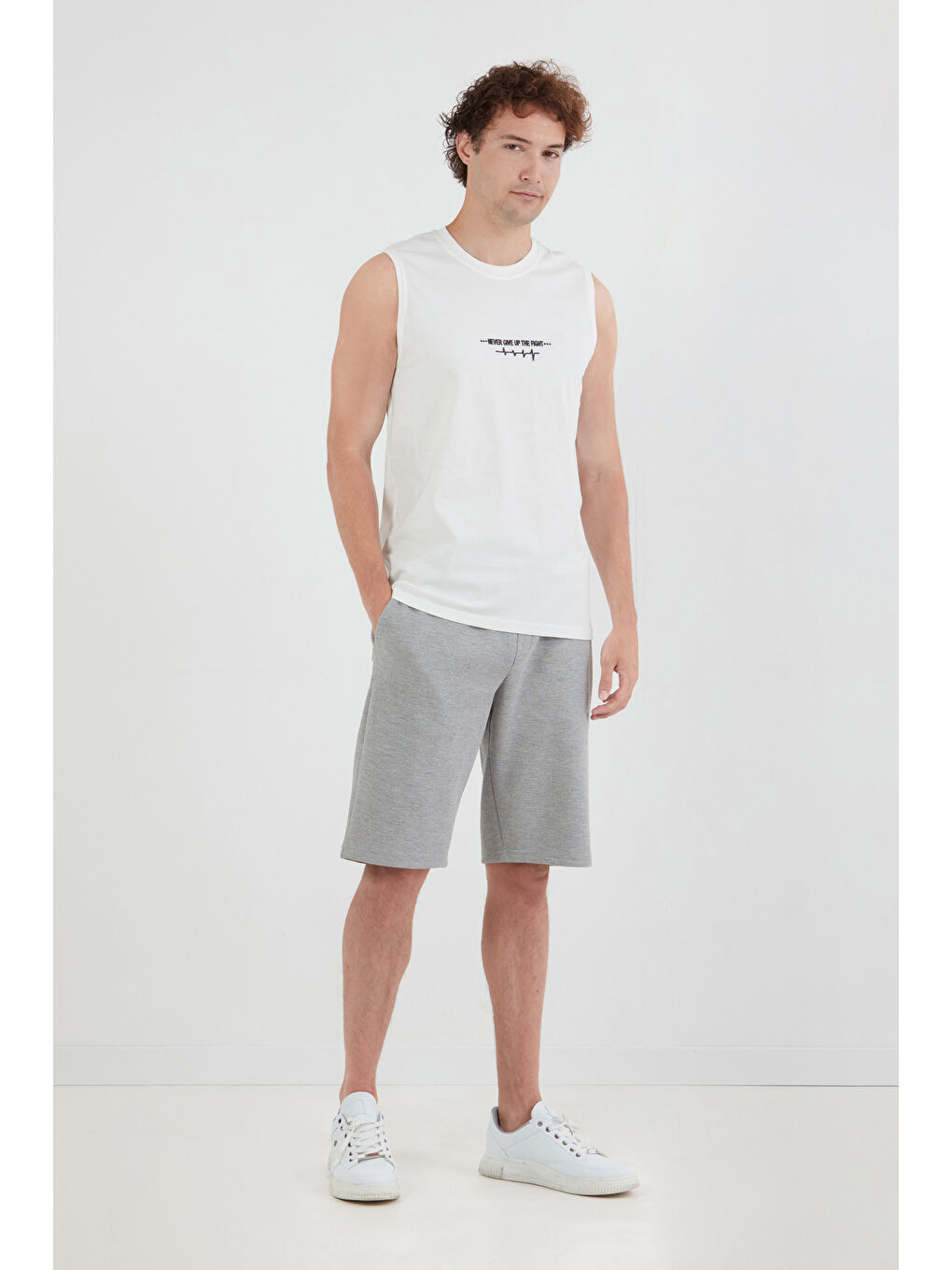 Beyaz Yazı Baskılı Sıfır Kol Tişört-1