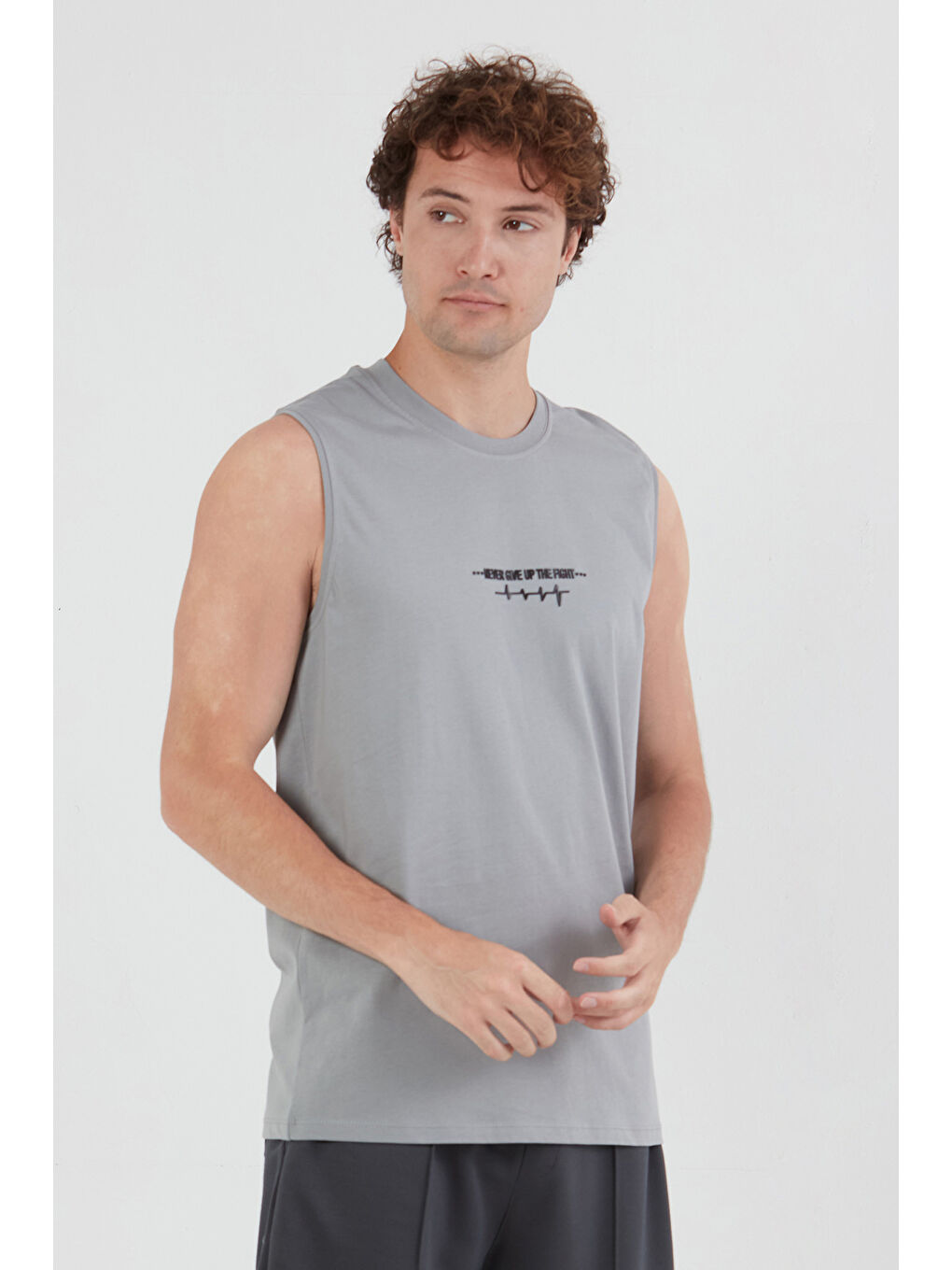 Gri Yazı Baskılı Sıfır Kol Tişört