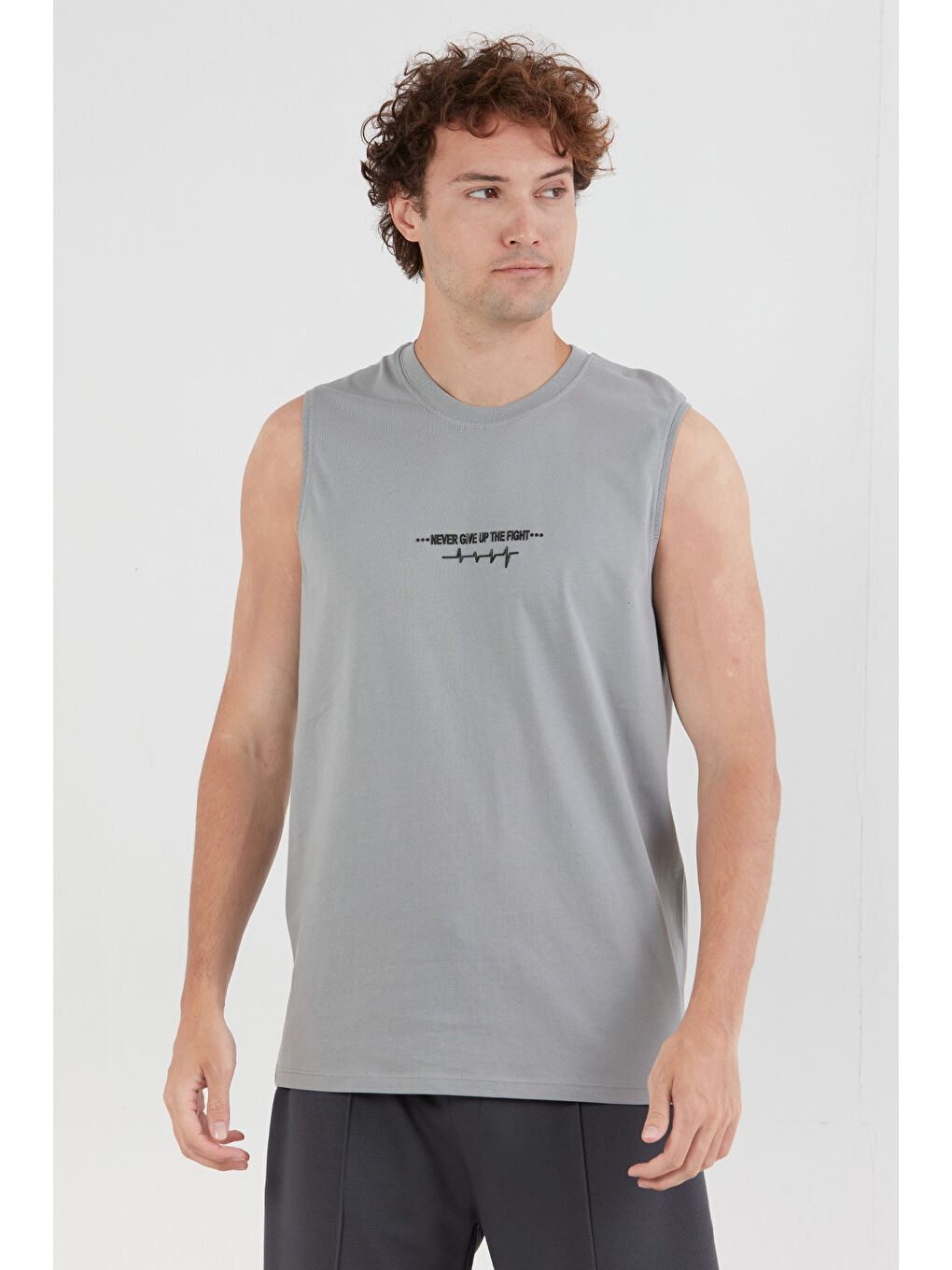 Gri Yazı Baskılı Sıfır Kol Tişört-1