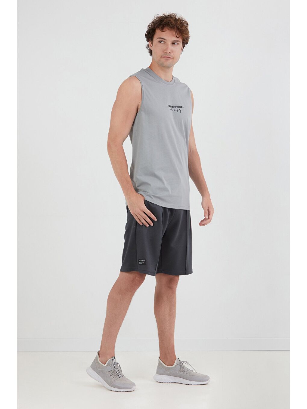 Gri Yazı Baskılı Sıfır Kol Tişört-2