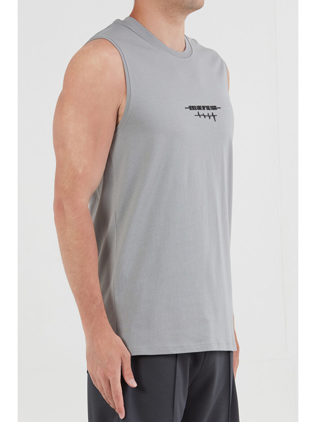 Gri Yazı Baskılı Sıfır Kol Tişört-4