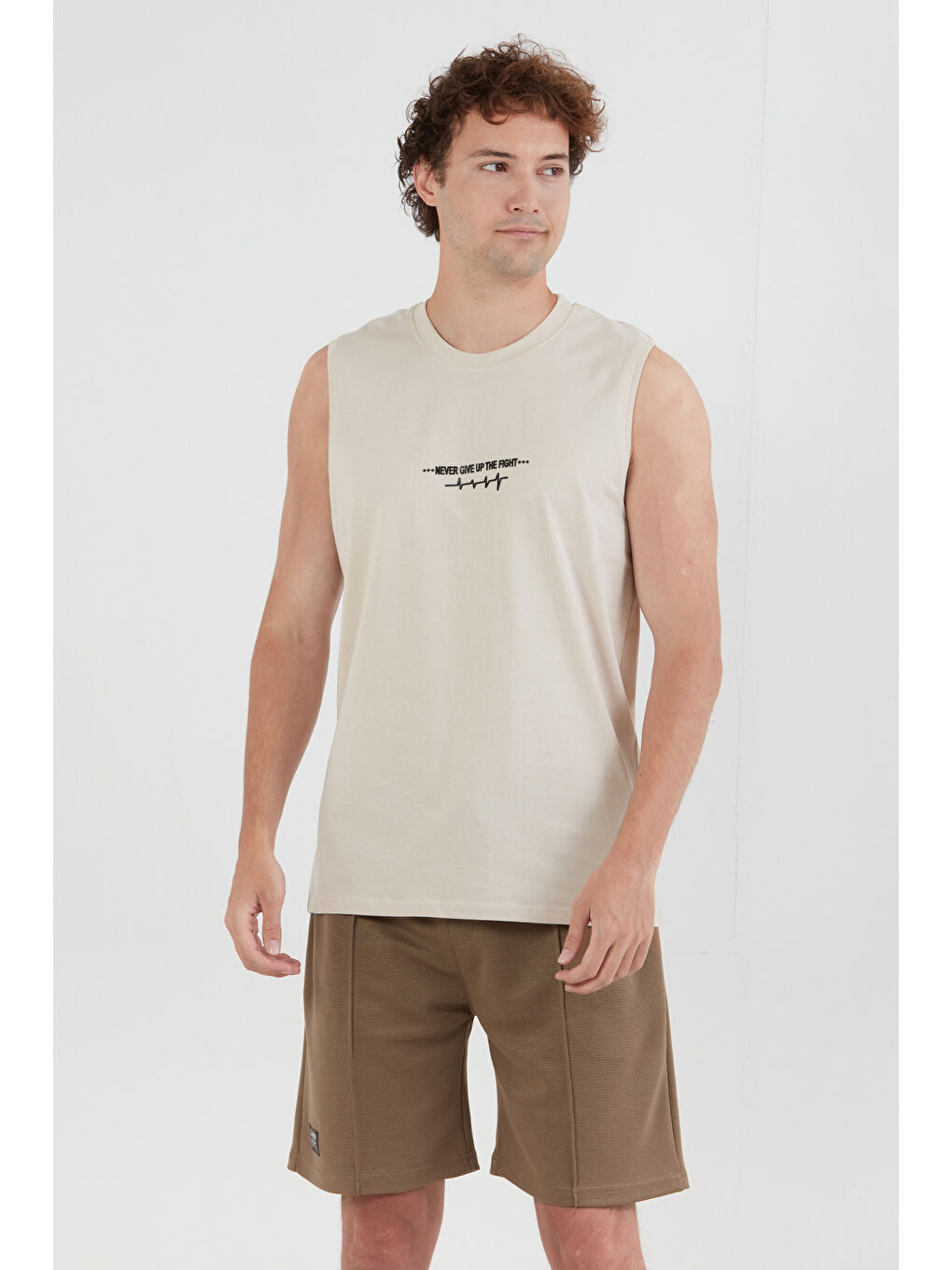 Bej Yazı Baskılı Sıfır Kol Tişört-1