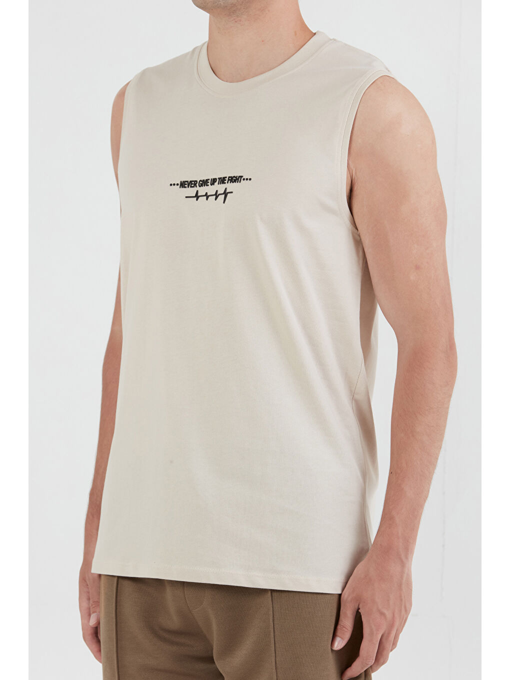 Bej Yazı Baskılı Sıfır Kol Tişört-3