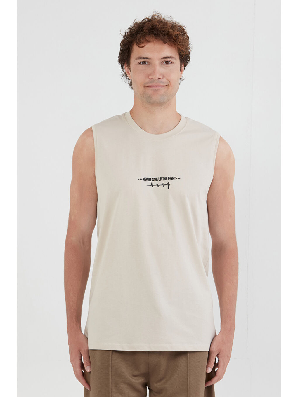 Bej Yazı Baskılı Sıfır Kol Tişört-4