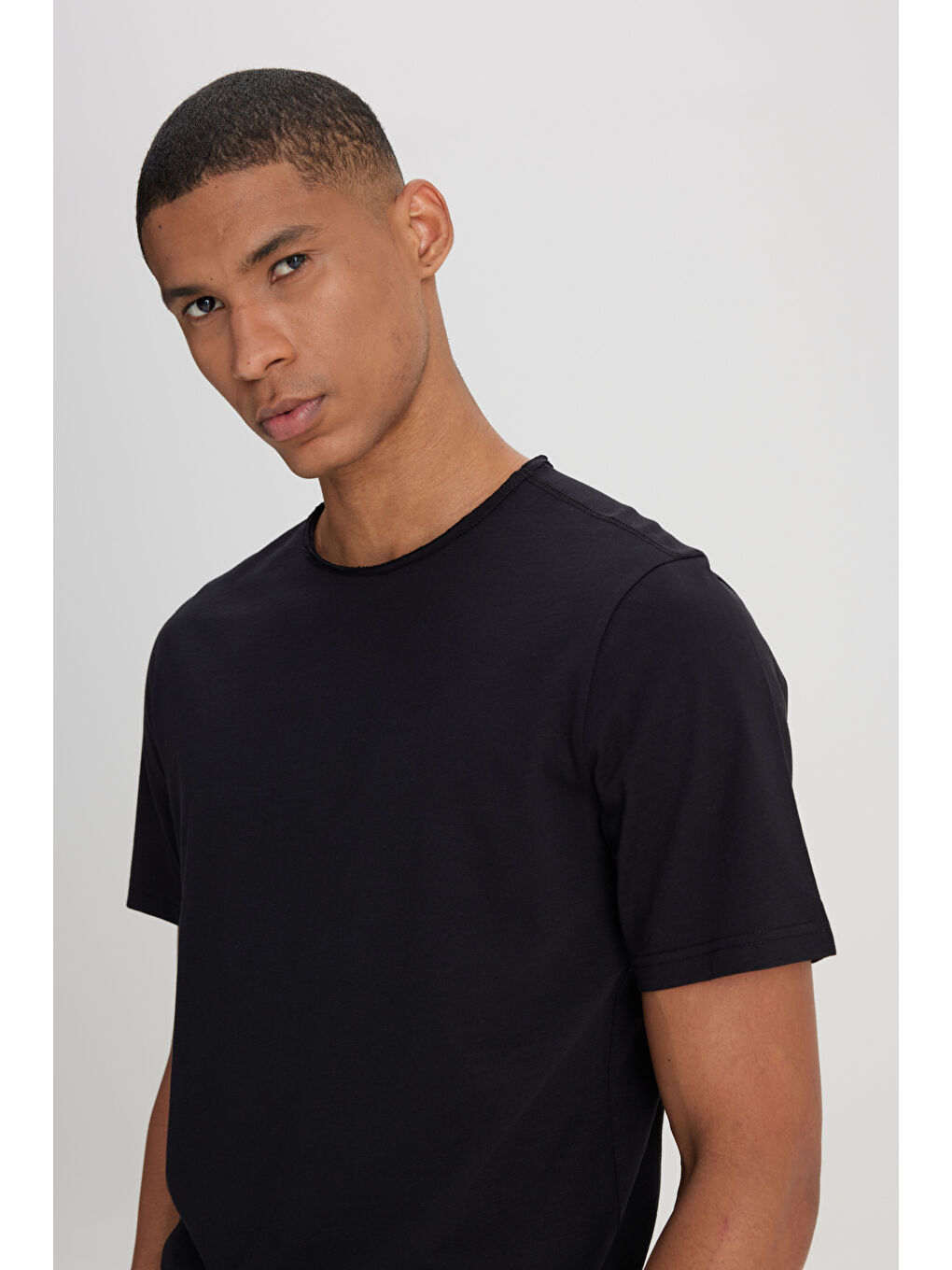 Regular Fit Normal Kesim Bisiklet Yaka %100 Pamuk Siyah Tişört-3