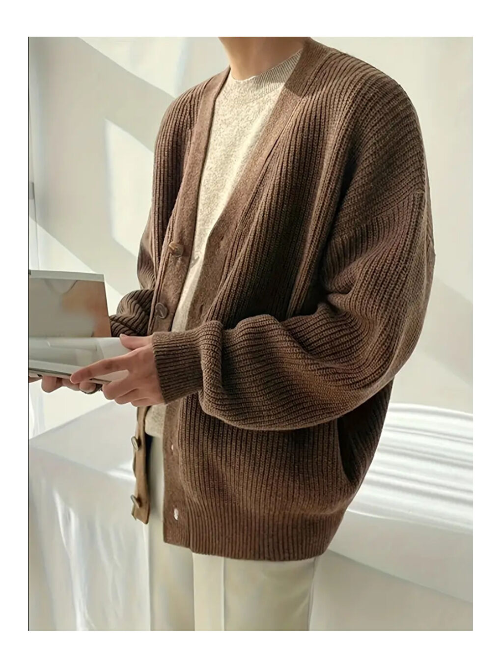 Kahverengi Erkek Regular Fit Düğmeli V Yaka Triko Hırka-2