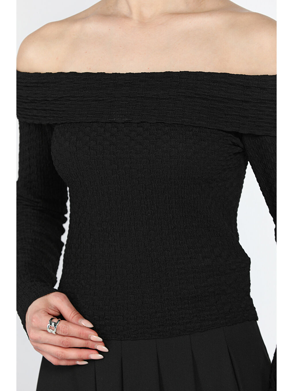 Siyah Madonna Yaka Kabartma Desen Kadın Bluz-3