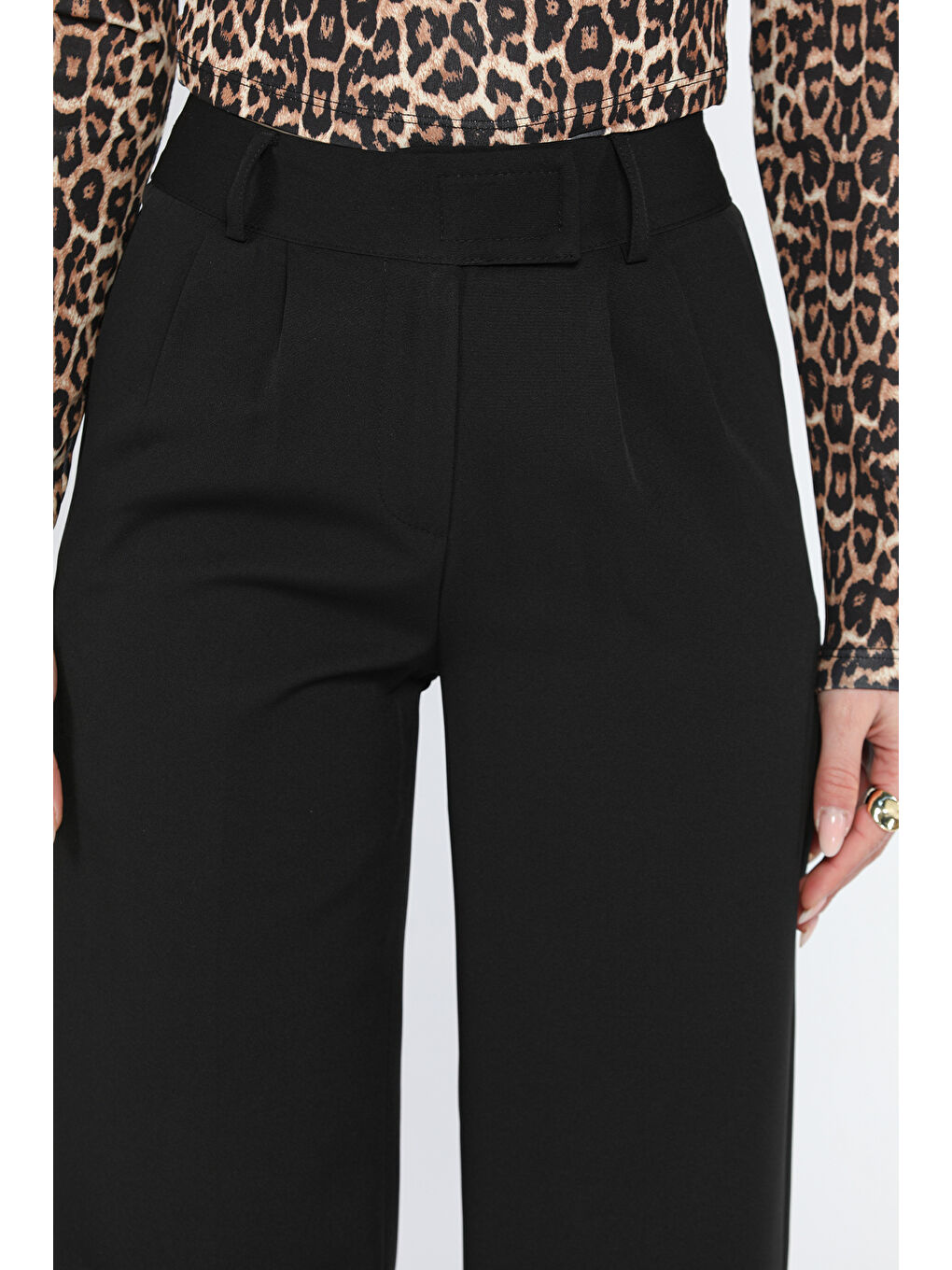 Siyah Bel Cırtlı Bol Paça Kadın Kumaş Pantolon-2