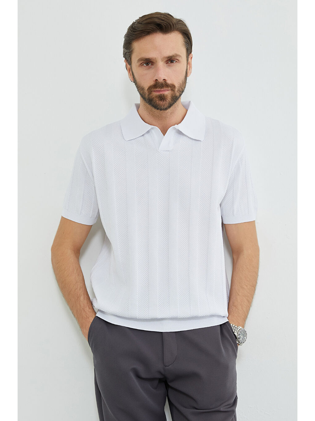 Beyaz Desenli Apaş Yaka Triko Tişört