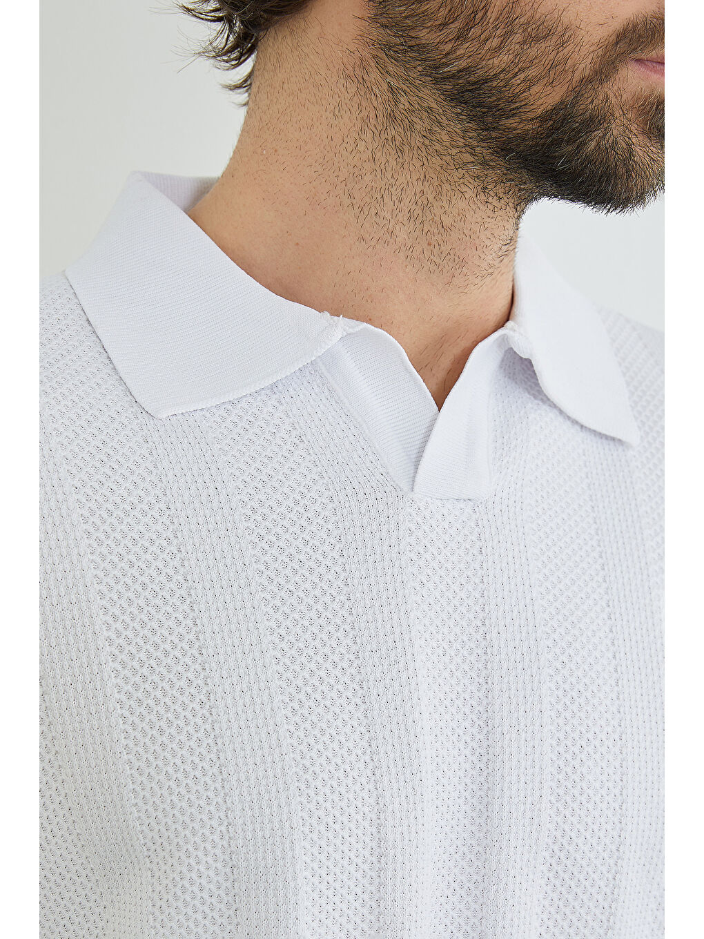 Beyaz Desenli Apaş Yaka Triko Tişört-1