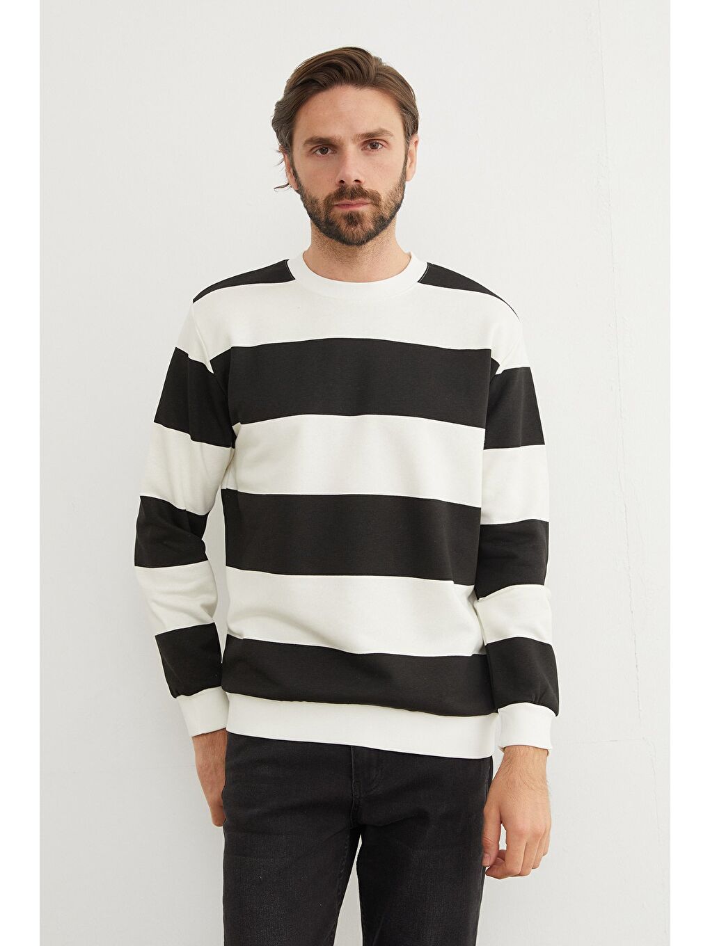 Siyah Çizgili Bisiklet Yaka Sweatshirt-1