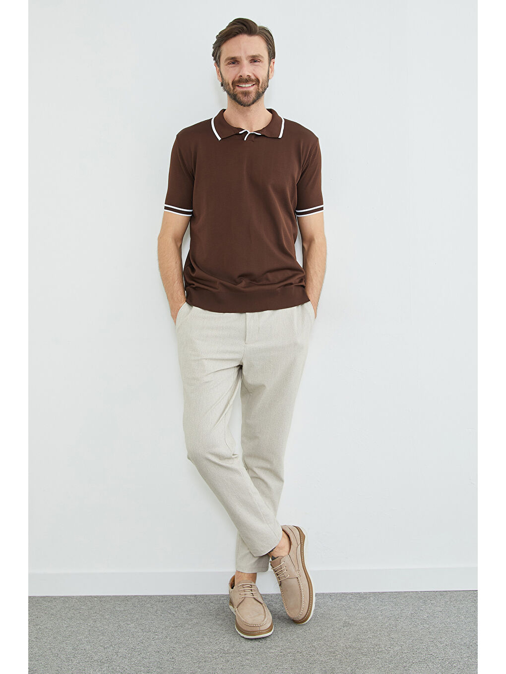 Kahverengi Yaka Ve Kol Çizgili Apaş Yaka Triko Tişört-1