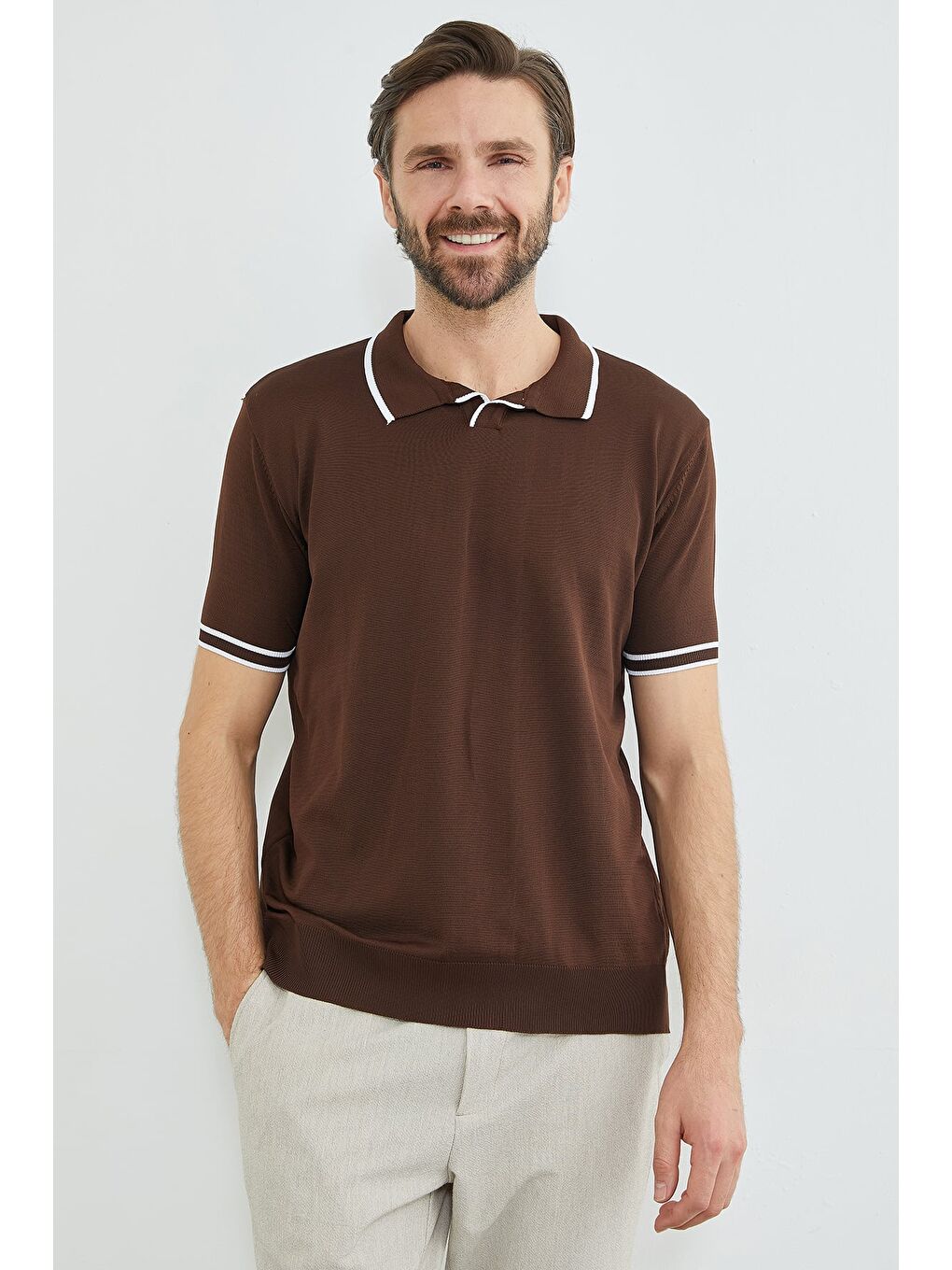 Kahverengi Yaka Ve Kol Çizgili Apaş Yaka Triko Tişört-2