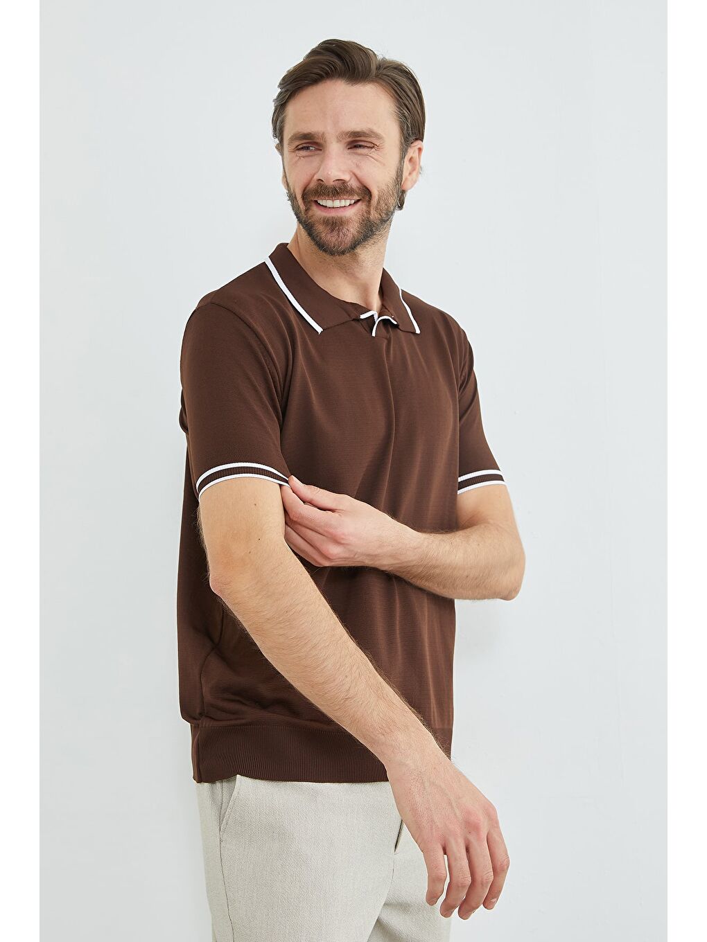 Kahverengi Yaka Ve Kol Çizgili Apaş Yaka Triko Tişört-3