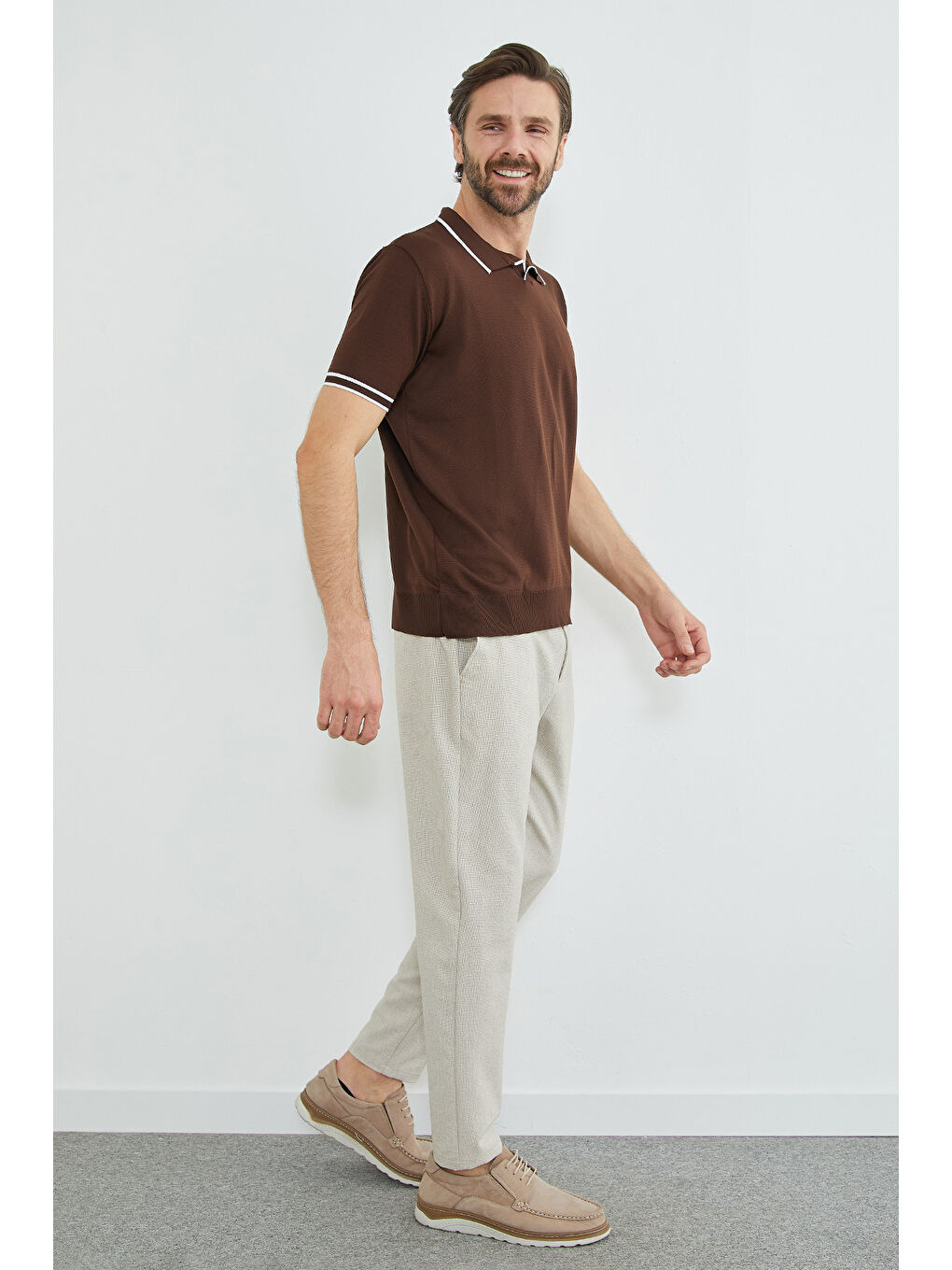 Kahverengi Yaka Ve Kol Çizgili Apaş Yaka Triko Tişört-4