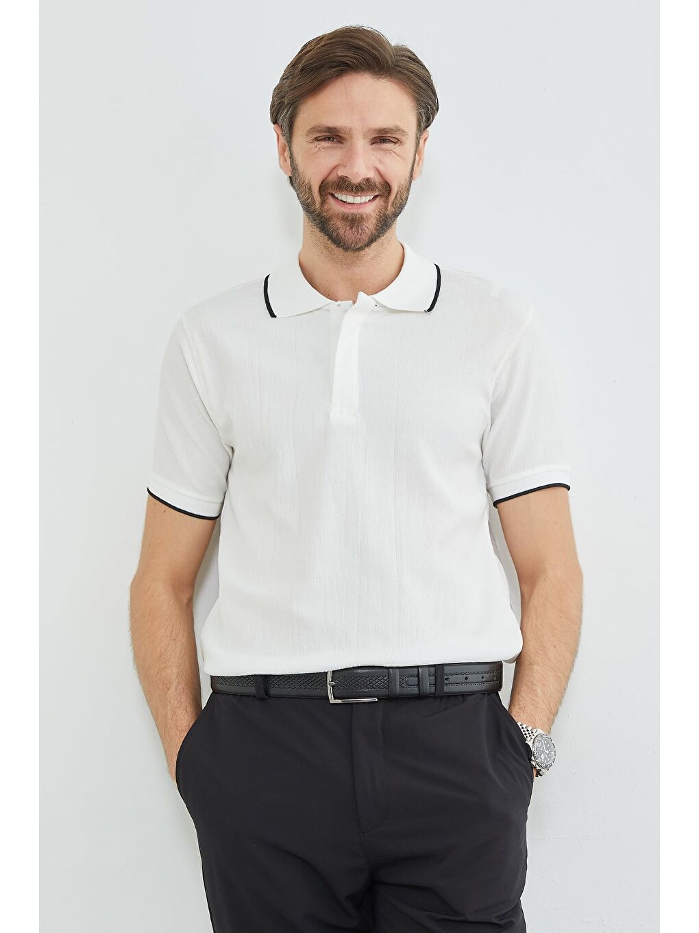 Beyaz Çizgili Yarım Fermuarlı Polo Yaka Tişört-1