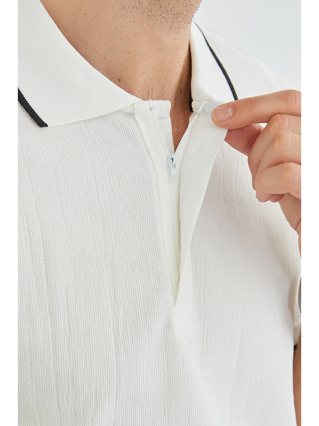 Beyaz Çizgili Yarım Fermuarlı Polo Yaka Tişört-3