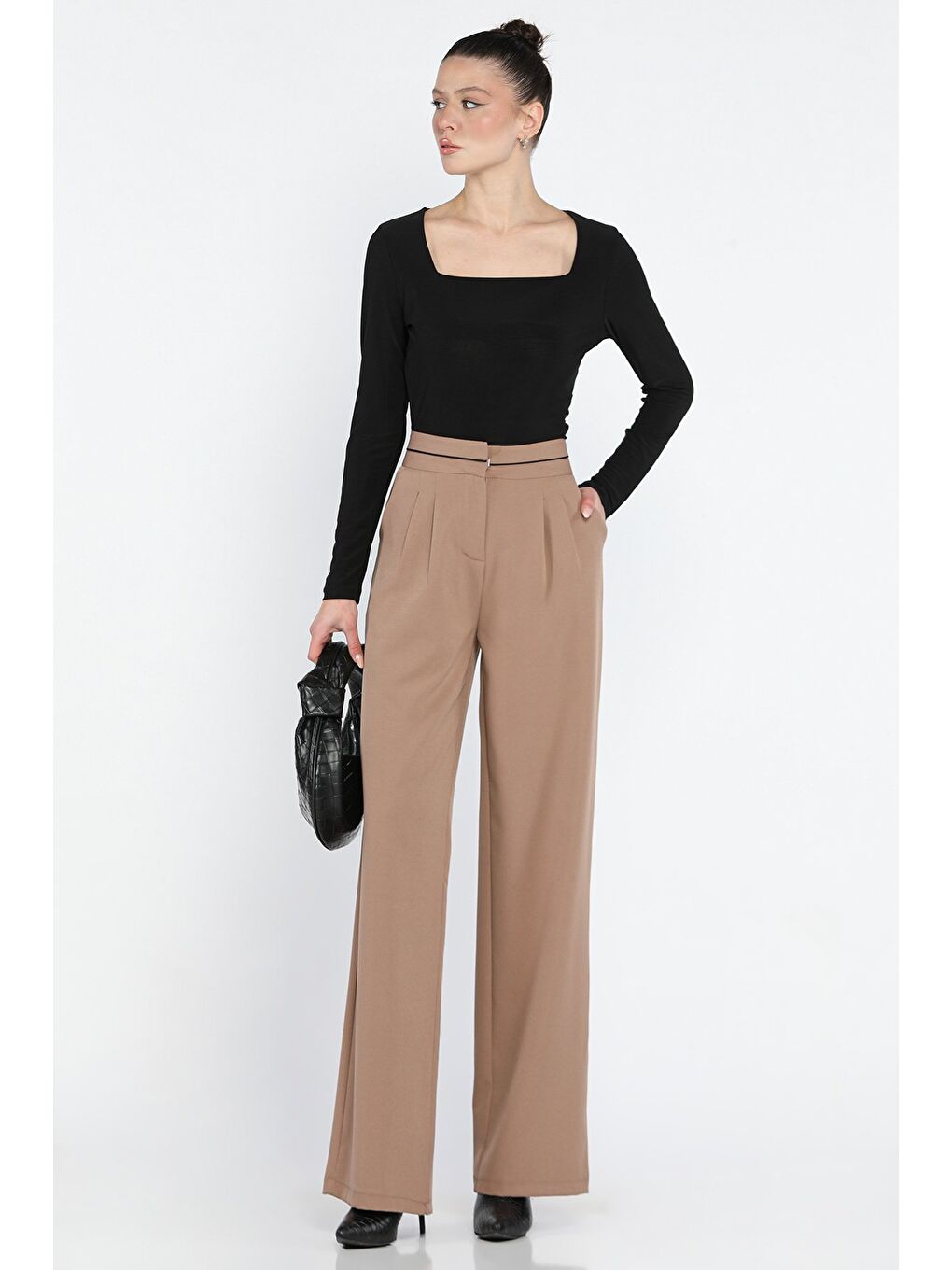 Bej Pileli Bol Paça Kadın Kumaş Pantolon