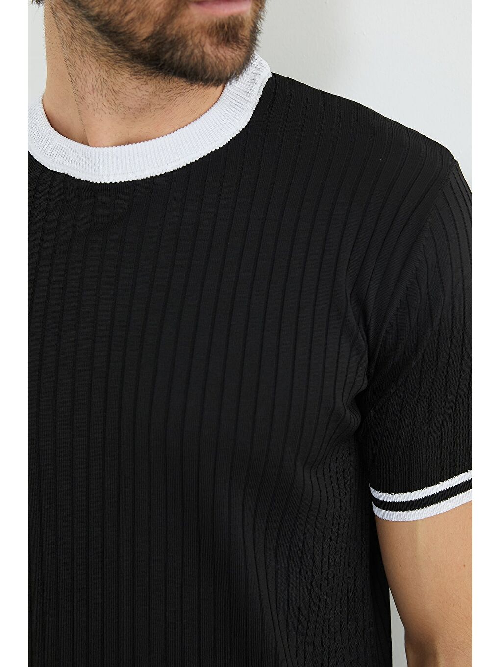 Siyah Fitilli Biyeli Bisiklet Yaka Triko Tişört-3