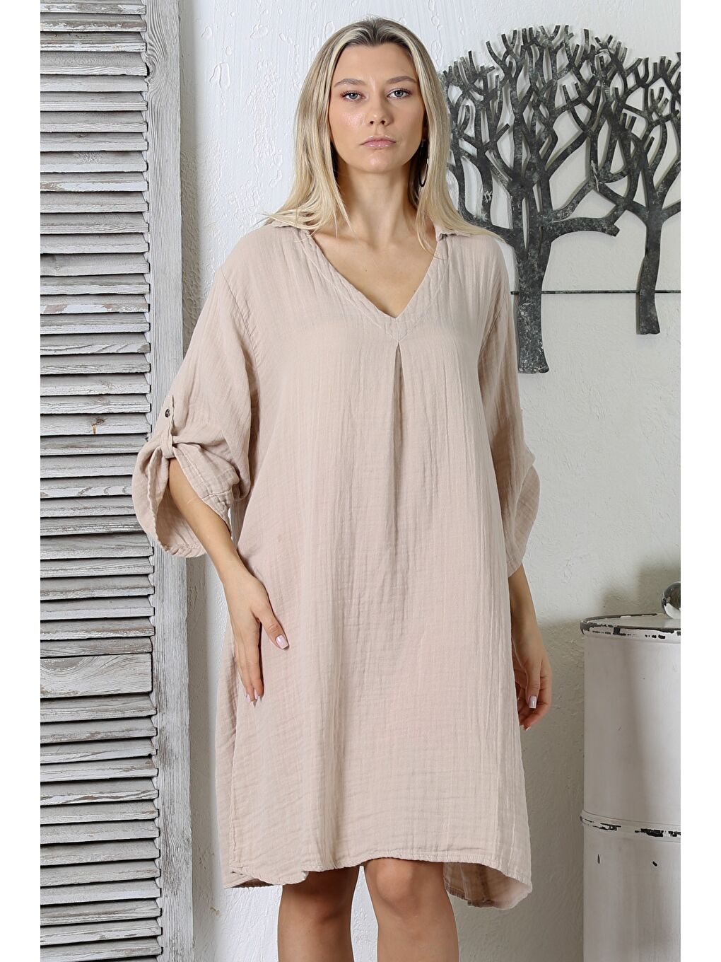 Bej V Yaka Düğmeli 3/4 Kol Müslin Comfort Dokuma Geniş Kesim Elbise-1