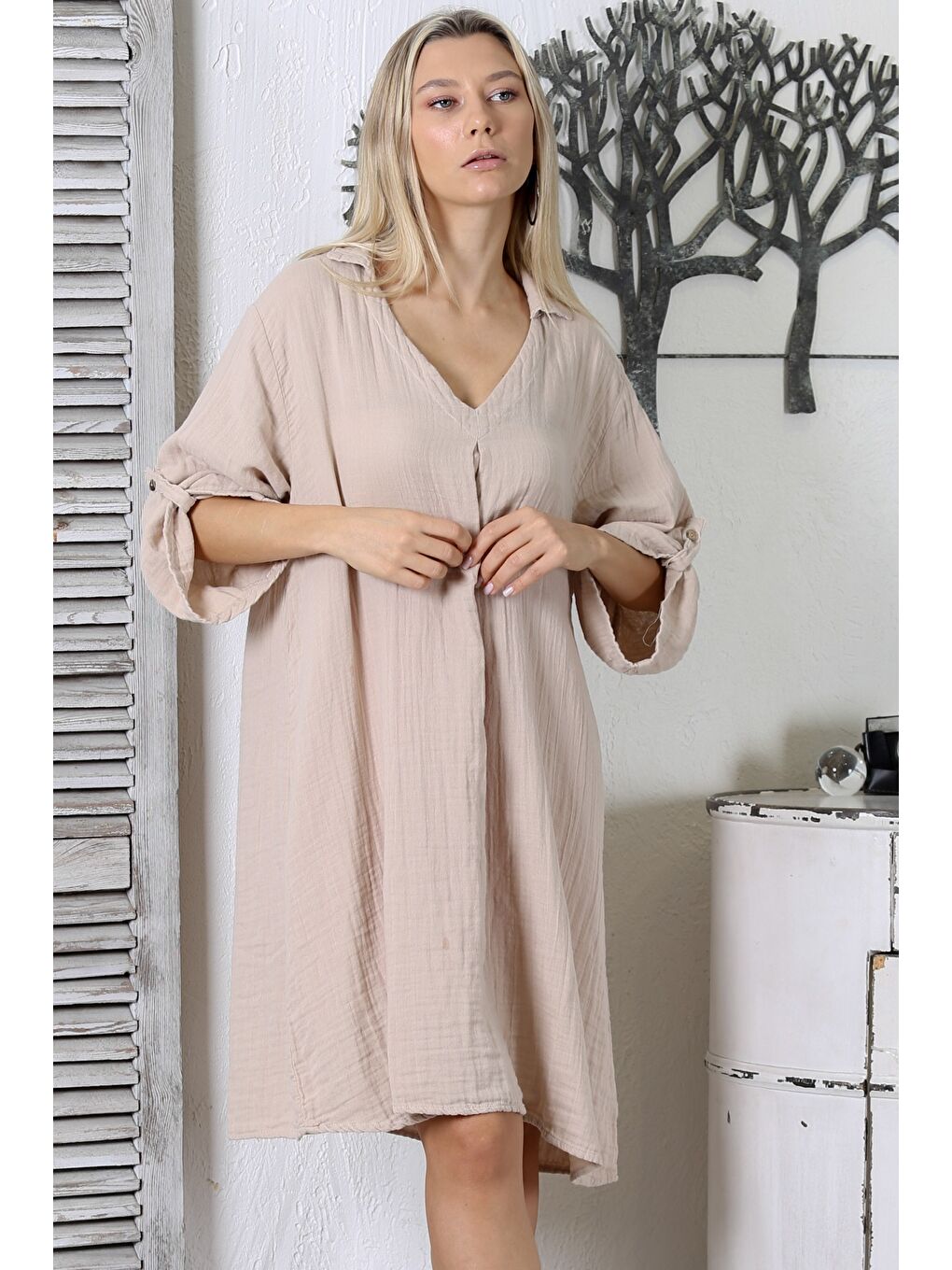 Bej V Yaka Düğmeli 3/4 Kol Müslin Comfort Dokuma Geniş Kesim Elbise-2
