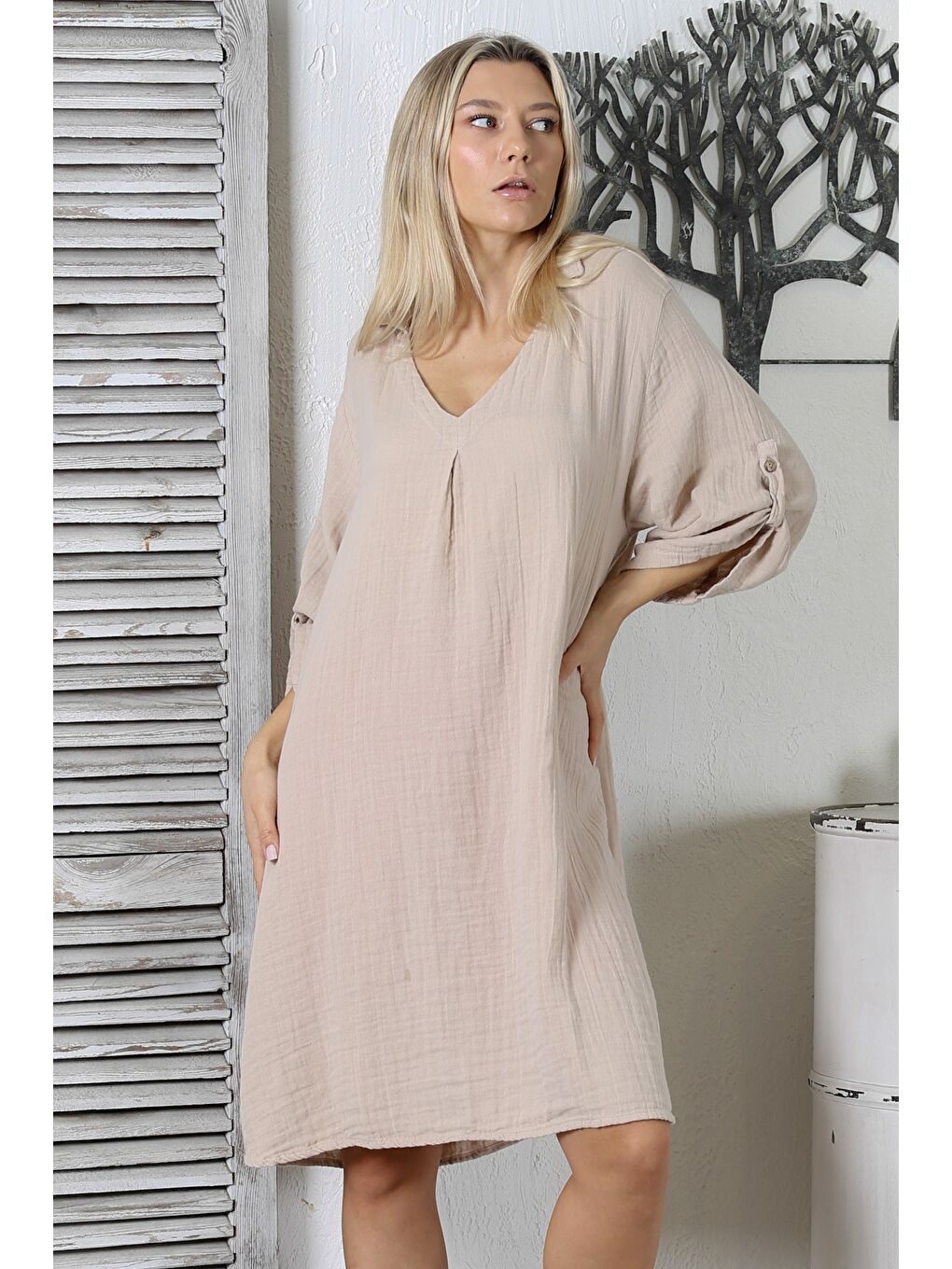 Bej V Yaka Düğmeli 3/4 Kol Müslin Comfort Dokuma Geniş Kesim Elbise-3